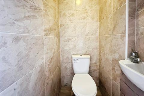 1 bedroom in a house share to rent, Eton Avenue, Hounslow TW5