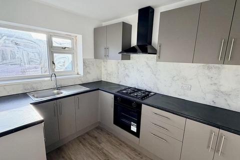2 bedroom house to rent, Chapel Avenue, Heckmondwike