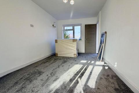 2 bedroom house to rent, Chapel Avenue, Heckmondwike