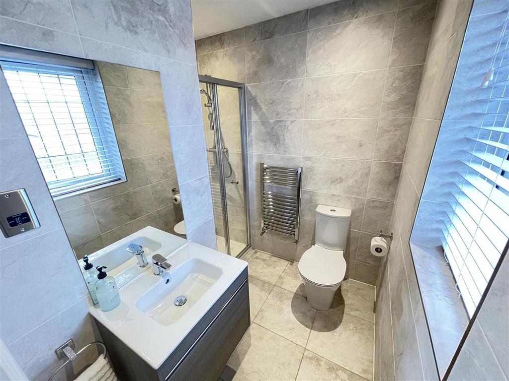 En-Suite (Bed 2)