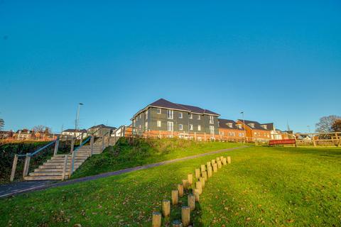 2 bedroom flat for sale, Virginia Drive, Haywards Heath, RH16