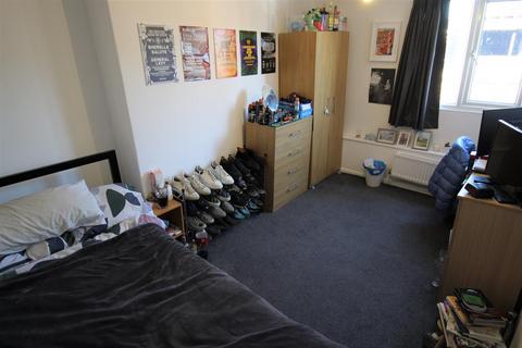 3 bedroom terraced house to rent, Thornville Mount, Hyde Park, Leeds, LS6 1JX