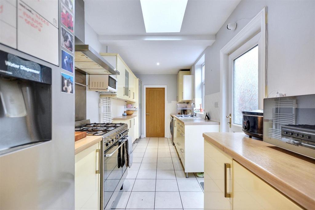 Kitchen 2.jpeg