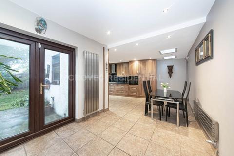 3 bedroom semi-detached house for sale, Beechcroft Avenue, New Malden