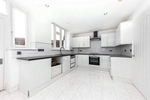 4 bedroom end of terrace house to rent, West Street, Kent ME13