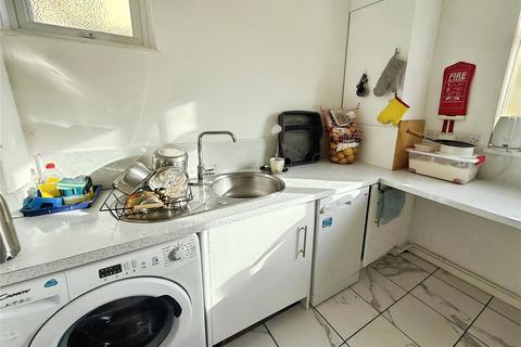 3 bedroom flat to rent, Palmerston Road, Hampshire PO5