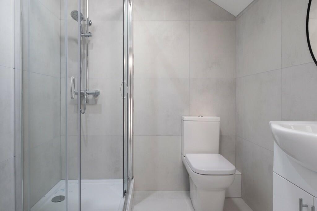 Modern and pristine bathroom suite featuring a ...