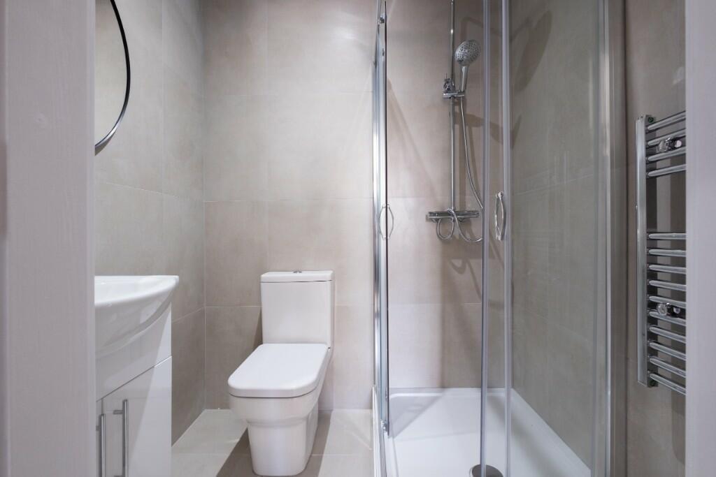 Modern and sleek bathroom suite featuring a spa...