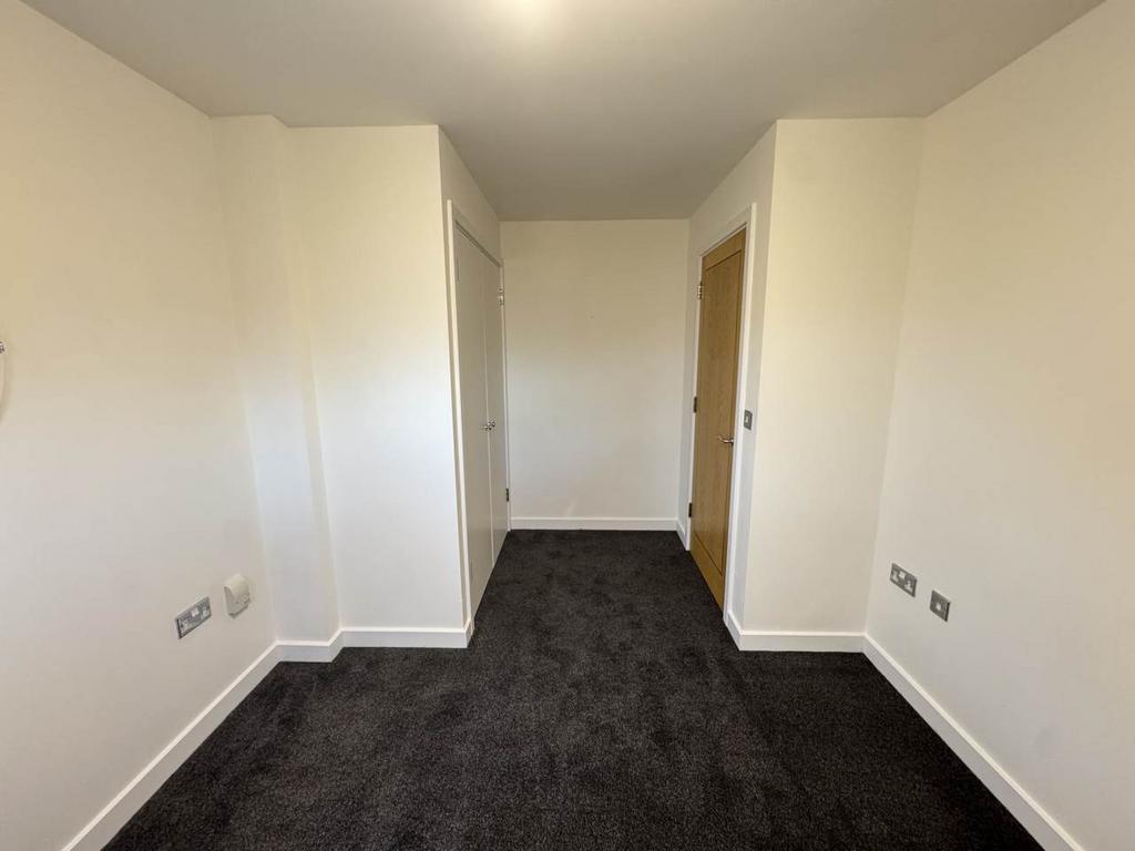 Bedroom 1 of 2 con
