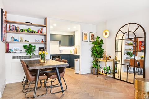 3 bedroom flat to rent, Buckingham Palace Road, London, SW1W