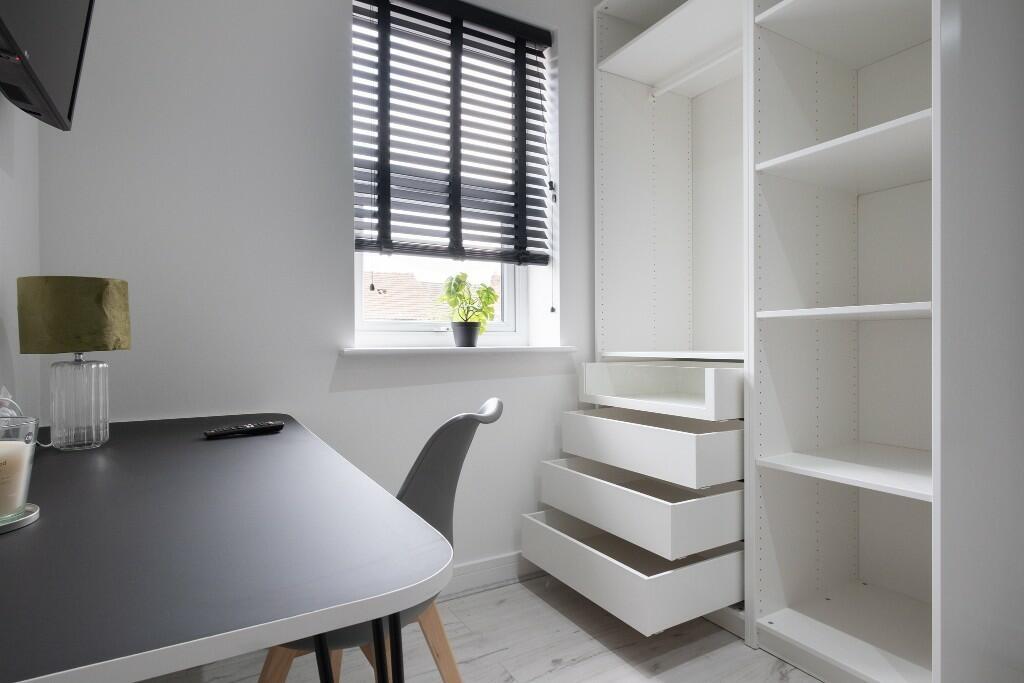 Bright, modern single bedroom with a tidy study...