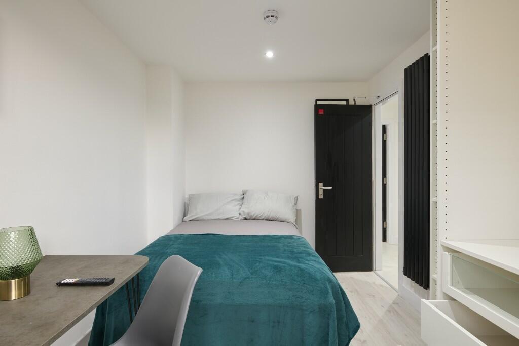 A well-maintained double bedroom featuring a co...