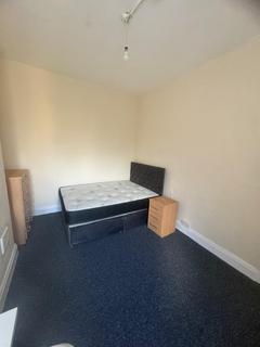 4 bedroom semi-detached house to rent, Upper West Grove, Manchester M13