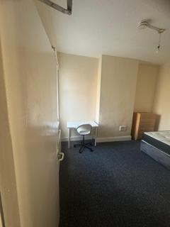 4 bedroom semi-detached house to rent, Upper West Grove, Manchester M13