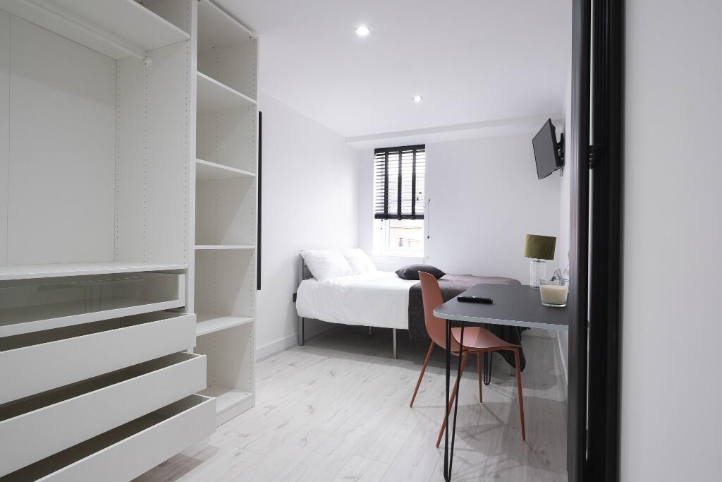 A bright, neatly presented single bedroom featu...