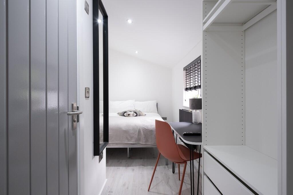 A bright and neatly maintained double bedroom w...