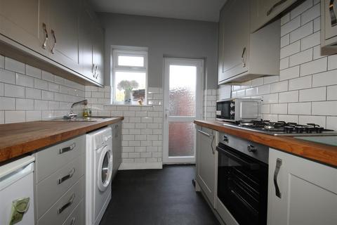 3 bedroom semi-detached house for sale, Barnsley Road, South Kirkby, Pontefract