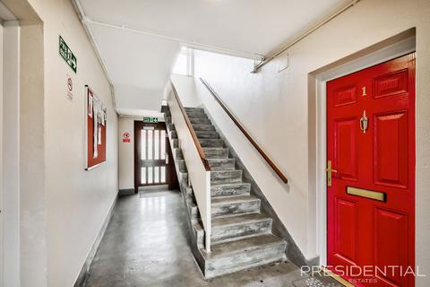 1 bedroom flat for sale, The Glade, Clayhall IG5