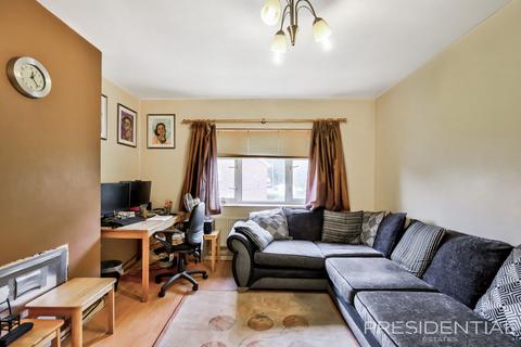 1 bedroom flat for sale, The Glade, Clayhall IG5
