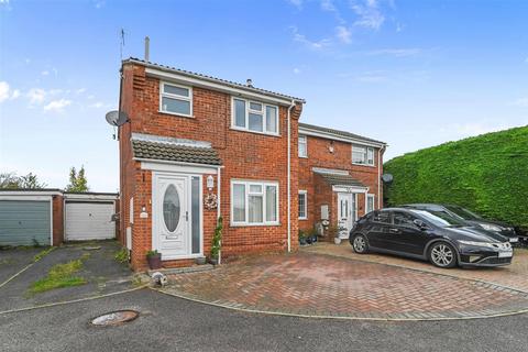 3 bedroom semi-detached house for sale, Kingfisher Close, Colchester