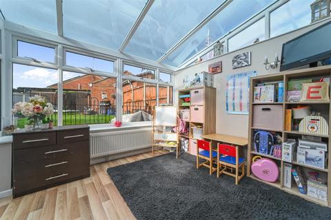 3 bedroom semi-detached house for sale, Kingfisher Close, Colchester