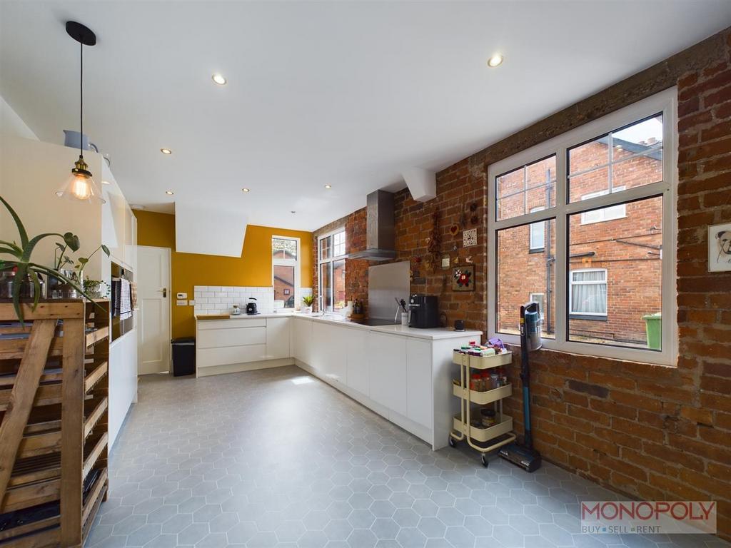 CAM01979 G0-PR0231-STILL002.jpg