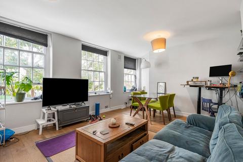 3 bedroom flat to rent, Vicarage Crescent, London, SW11