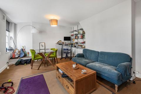 3 bedroom flat to rent, Vicarage Crescent, London, SW11