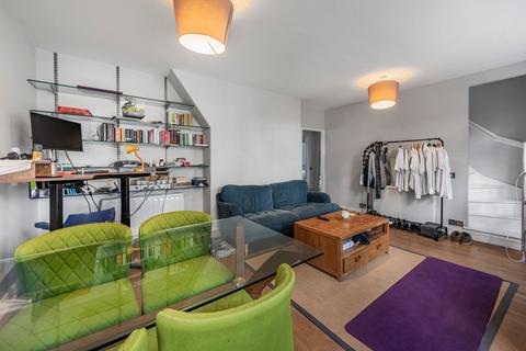 3 bedroom flat to rent, Vicarage Crescent, London, SW11