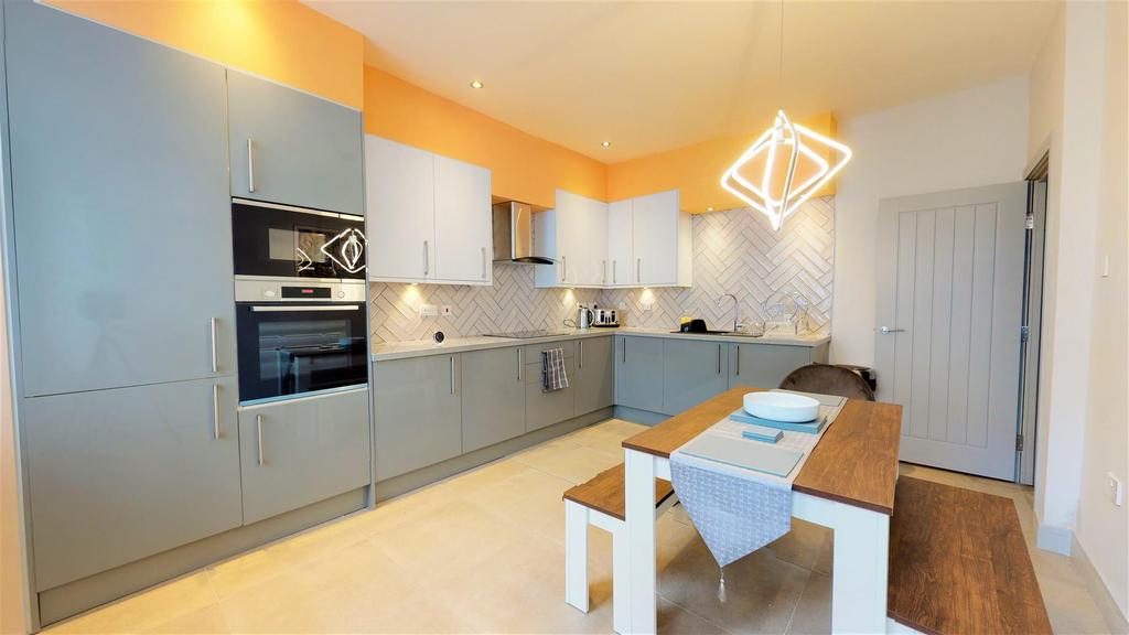 Kitchen-The-Hollins-04202022 075541.jpg
