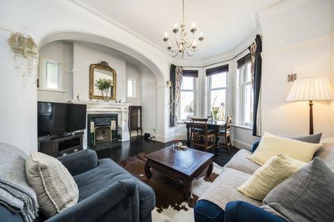 2 bedroom flat for sale, Amesbury Avenue, London SW2