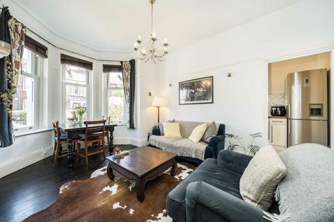 2 bedroom flat for sale, Amesbury Avenue, London SW2