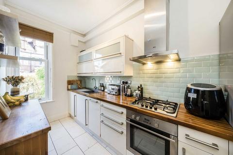 2 bedroom flat for sale, Amesbury Avenue, London SW2