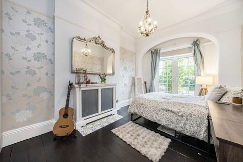 2 bedroom flat for sale, Amesbury Avenue, London SW2