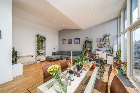 2 bedroom flat for sale, Ferndale Road, London SW4