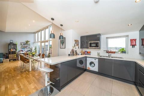 2 bedroom flat for sale, Ferndale Road, London SW4