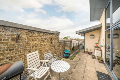 2 bedroom flat for sale, Ferndale Road, London SW4