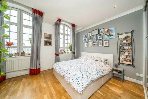 2 bedroom flat for sale, Ferndale Road, London SW4