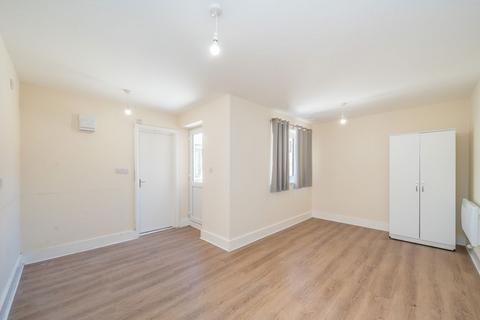 undefined, London Road, Isleworth TW7