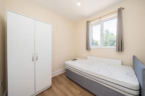 undefined, London Road, Isleworth TW7