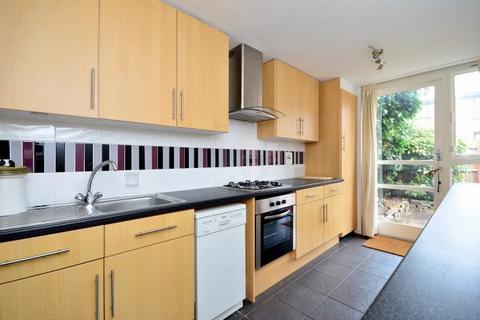2 bedroom maisonette for sale, Huguenot Square, London, SE15