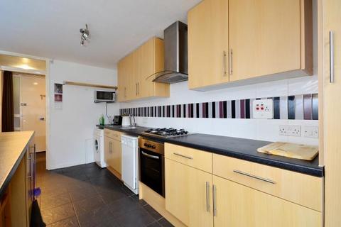 2 bedroom maisonette for sale, Huguenot Square, London, SE15
