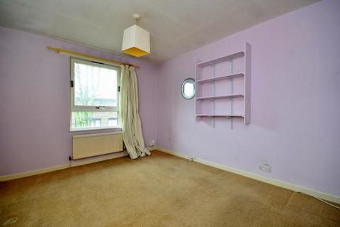 2 bedroom maisonette for sale, Huguenot Square, London, SE15