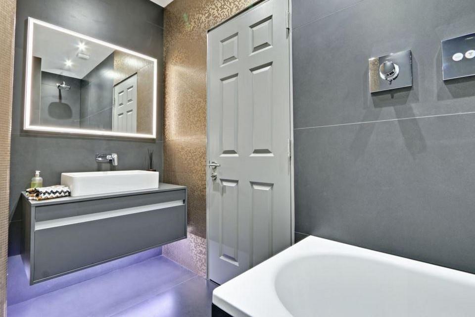 LUXURY JACK &amp; JILL BATHROOM