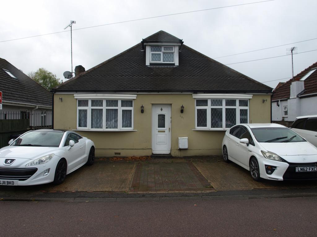 Large Detached family home with 5 bedrooms, 3 bat