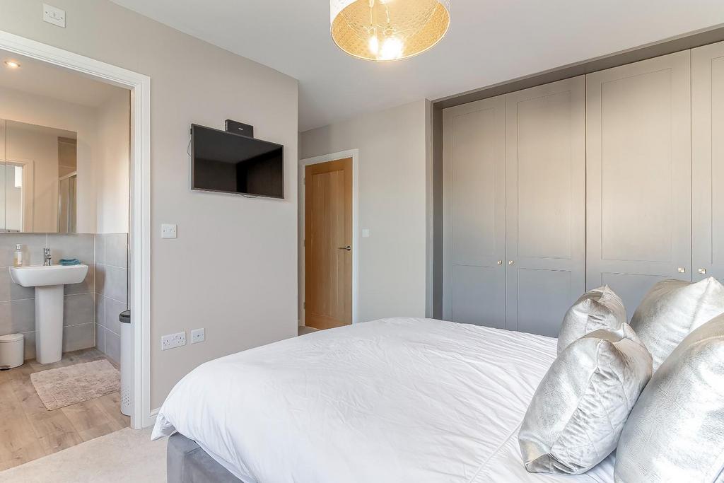 Master Bedroom - B.jpg