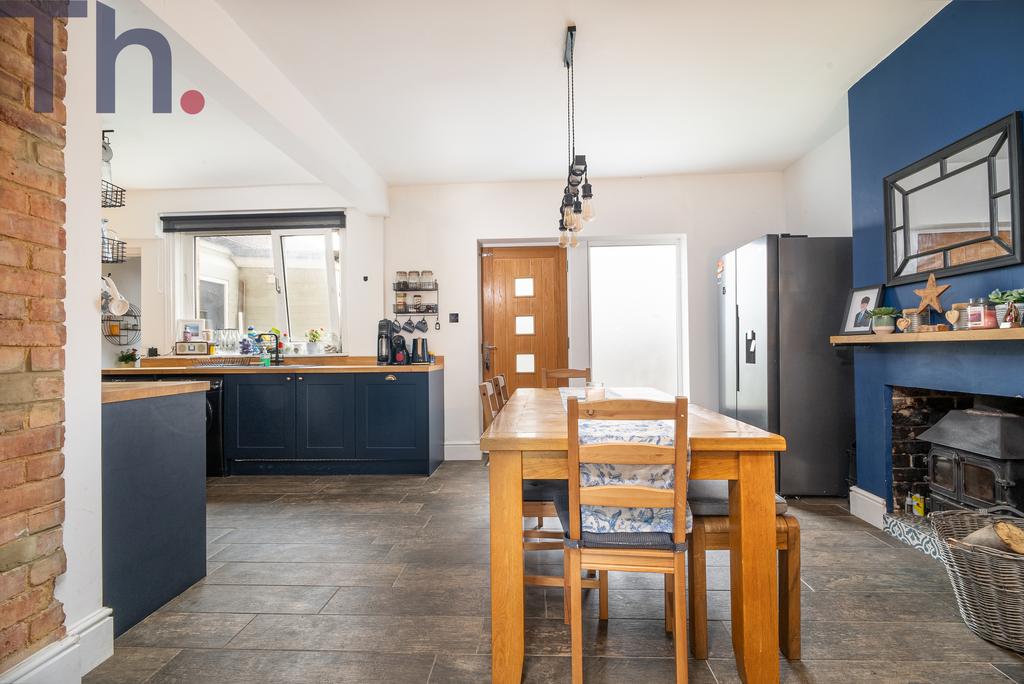 Dining Area & Kitchen