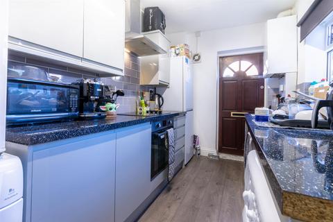 5 bedroom terraced house to rent, First Avenue, Heaton