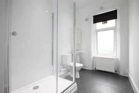 5 bedroom terraced house to rent, First Avenue, Heaton