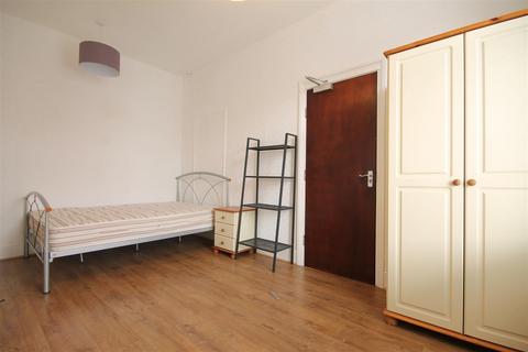 5 bedroom terraced house to rent, First Avenue, Heaton